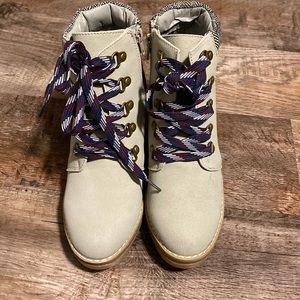 Women’s booties, brand new!